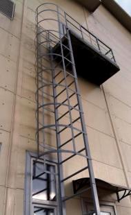 Лестница вертикальная на крышу с полной защитой (артикул-ЛВ03)